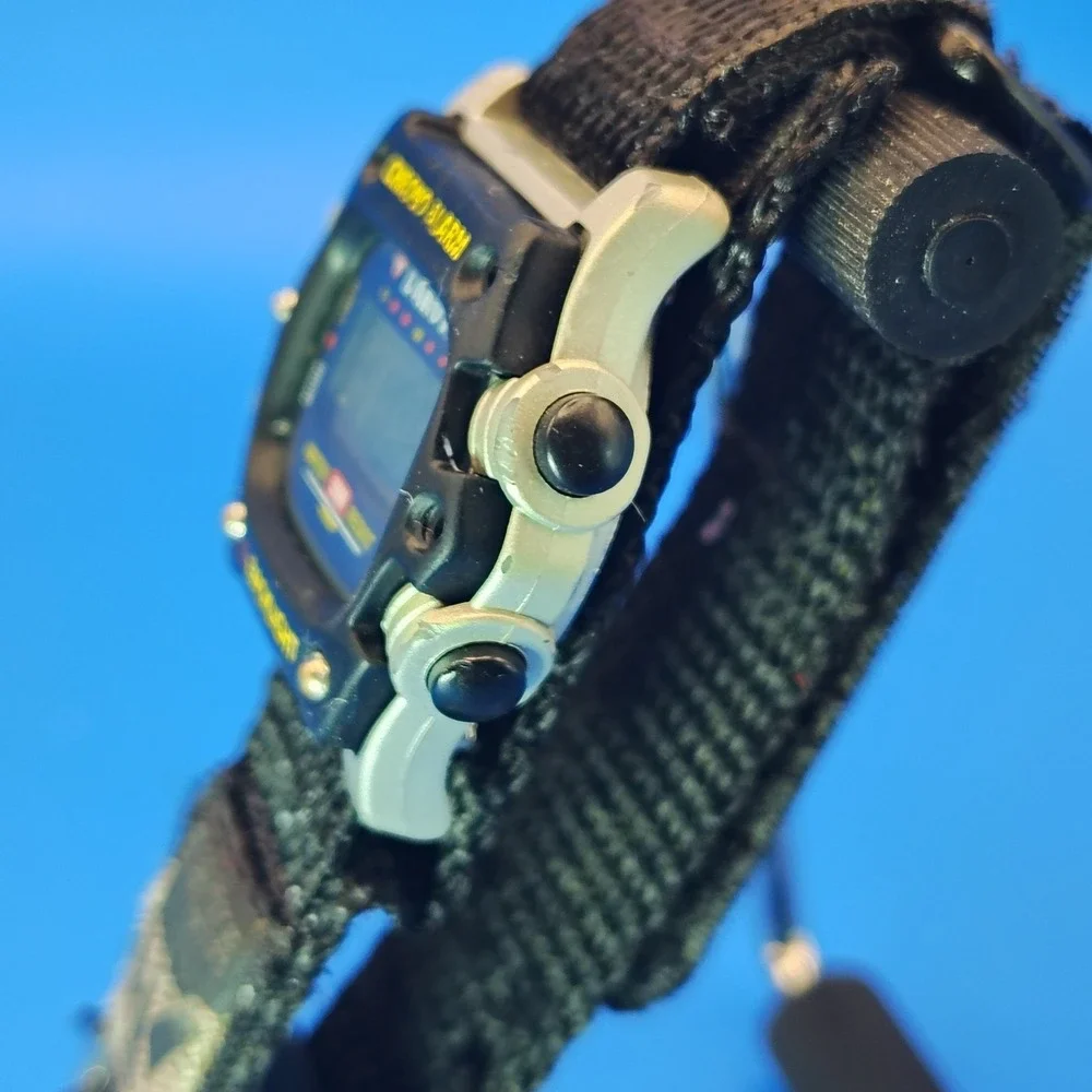 Vintage 2004 Dakota 30mm Mens Digital Watch‎ Retro Sport Strap Wrist Size 5-7.5